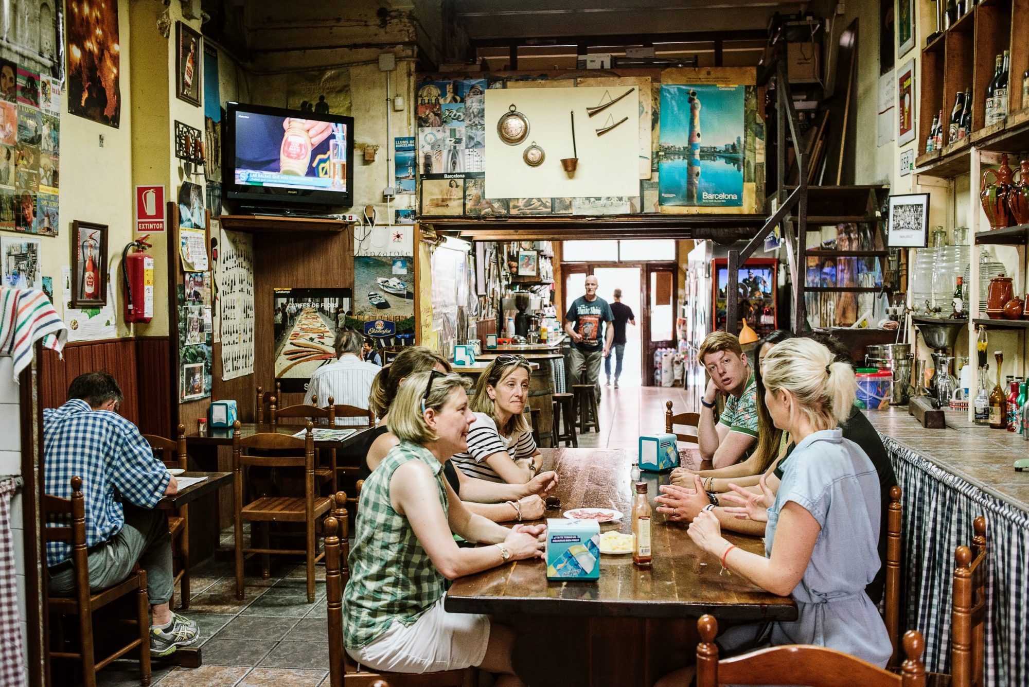 Grupo tomando unas copas en el bar Cal Pep
