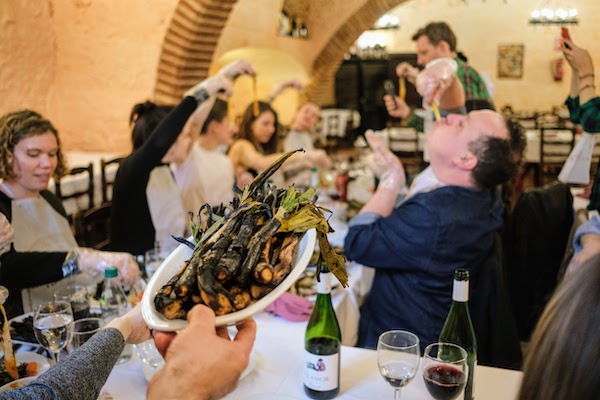 Grupo de personas comiendo calcedes (cebolla catalana)