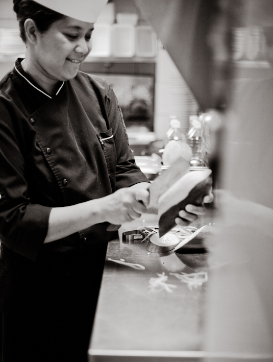 Chef Kirita en Le Cambodge, uno de nuestros restaurantes favoritos del Canal Saint-Martin en París.