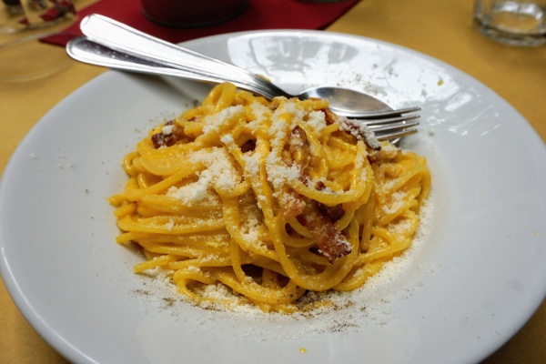 Turismo responsable en Roma significa comer localmente. Considere probar una especialidad local, como la carbonara.