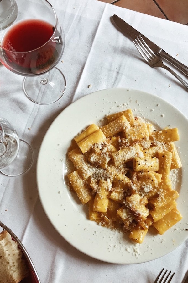 Baccano es una de nuestras mejores opciones para comer cerca de la Fontana de Trevi cuando tenemos antojo de carbonara.