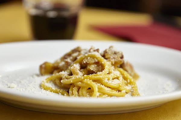 Pasta carbonara con vino tinto