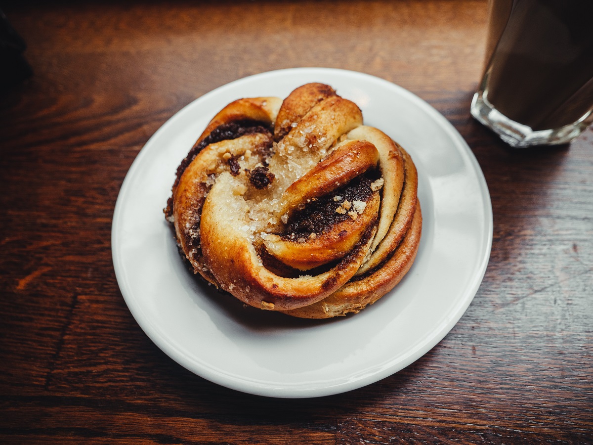 Base de cardamomo en un plato con café