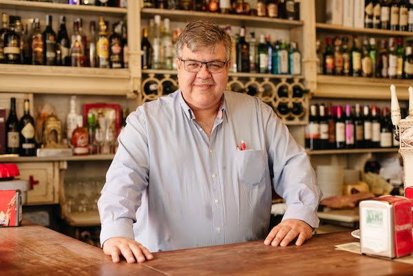 Carlos, propietario del bar más antiguo de Sevilla, El Rinconcillo