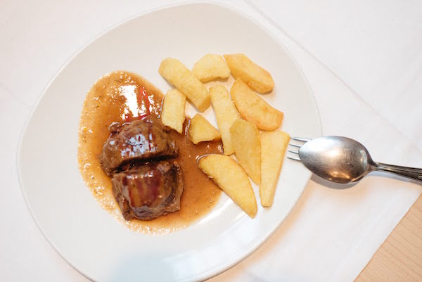 Levíes sirve una gran carrillada y otras tapas hasta bien entrada la noche. ¡Es uno de los mejores restaurantes abiertos hasta tarde en Sevilla!