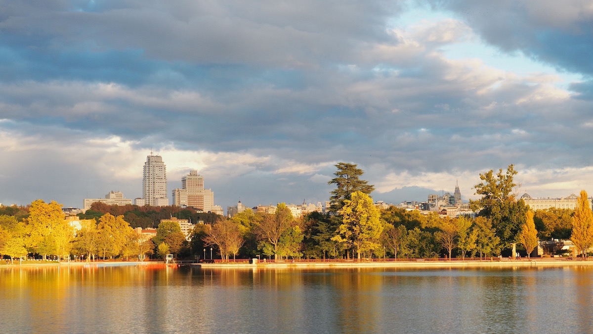 Un lago en el parque de la Casa de Campo en Madrid rodeado de árboles en otoño.