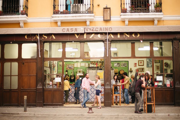 ¡Comience sus 7 días en Sevilla explorando su base de operaciones y descubriendo los mejores bares locales!