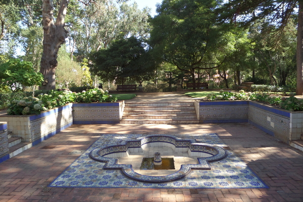 Nos encanta relajarnos por un minuto o dos para escapar de las multitudes en el Parque Marechal Carmona.