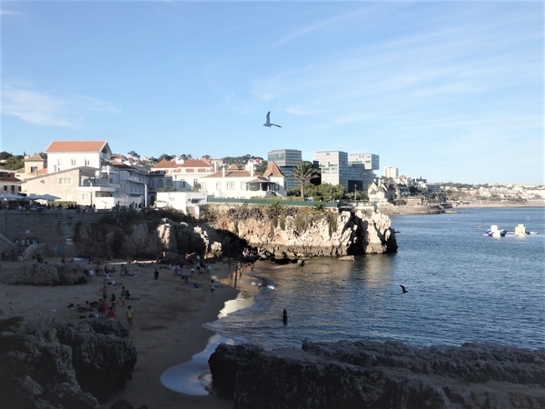 Praia da Rainha es una de nuestras playas favoritas en Cascais.