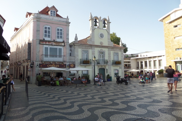 El hermoso camino de baldosas frente al ayuntamiento de Cascais.