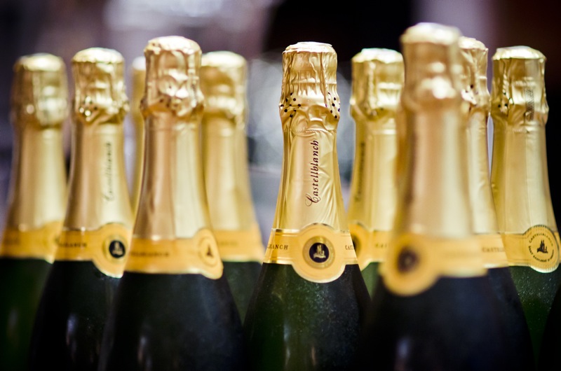 ¡Explore el hermoso país del cava y pruebe algunos de sus deliciosos productos durante uno de los mejores tours de vino en Barcelona!