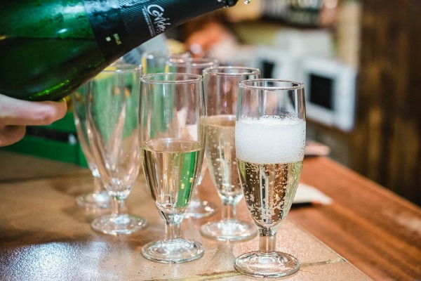 ¡Aprende sobre el cava como una de las mejores cosas que hacer en Barcelona para los amantes de la comida!