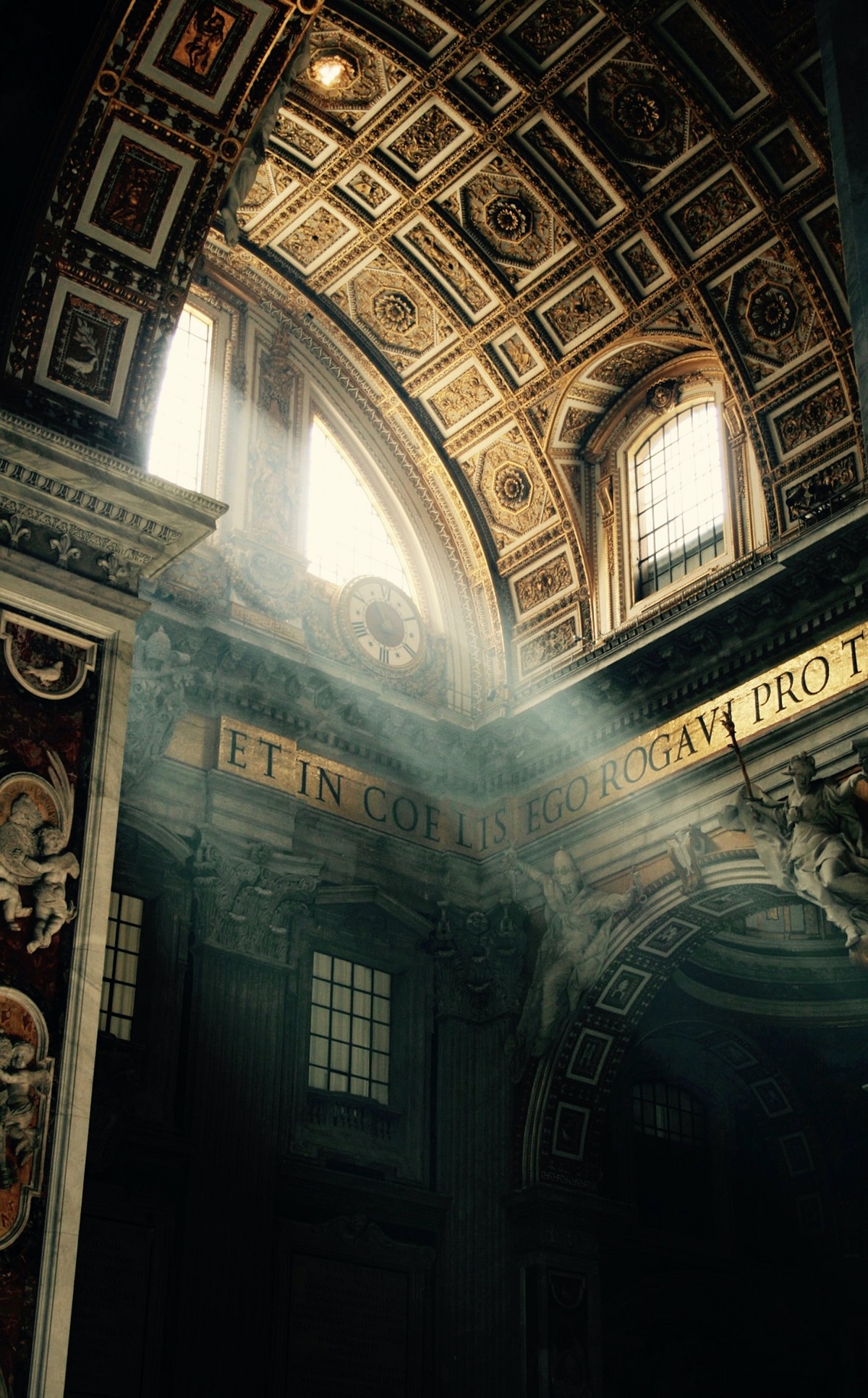 Sol entrando a raudales a través de una ventana de oro en la Basílica de San Pedro en el Vaticano