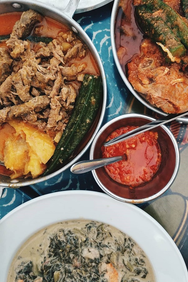 ¿Buscas comida barata en Lisboa? Cantinho do Aziz es el mejor lugar para disfrutar de una deliciosa comida picante como la que se muestra aquí.