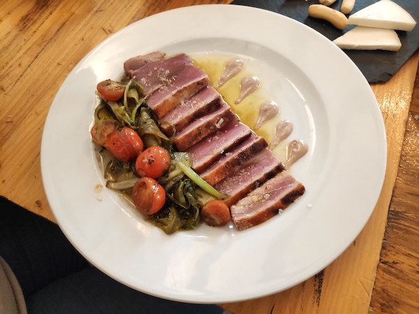 Un plato de carne en el restaurante Panduro Baños de Sevilla