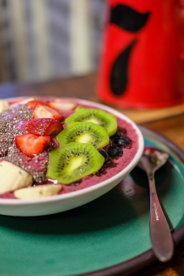 Los tazones de Açai como estos son la prueba de que la comida barata en París no tiene por qué ser aburrida.