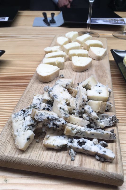 ¡Algunas de las mejores tapas de España vienen del norte! Nos encanta el queso cabrales asturiano.
