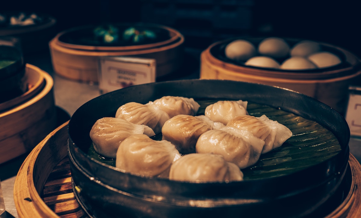 Albóndigas chinas servidas en un plato negro