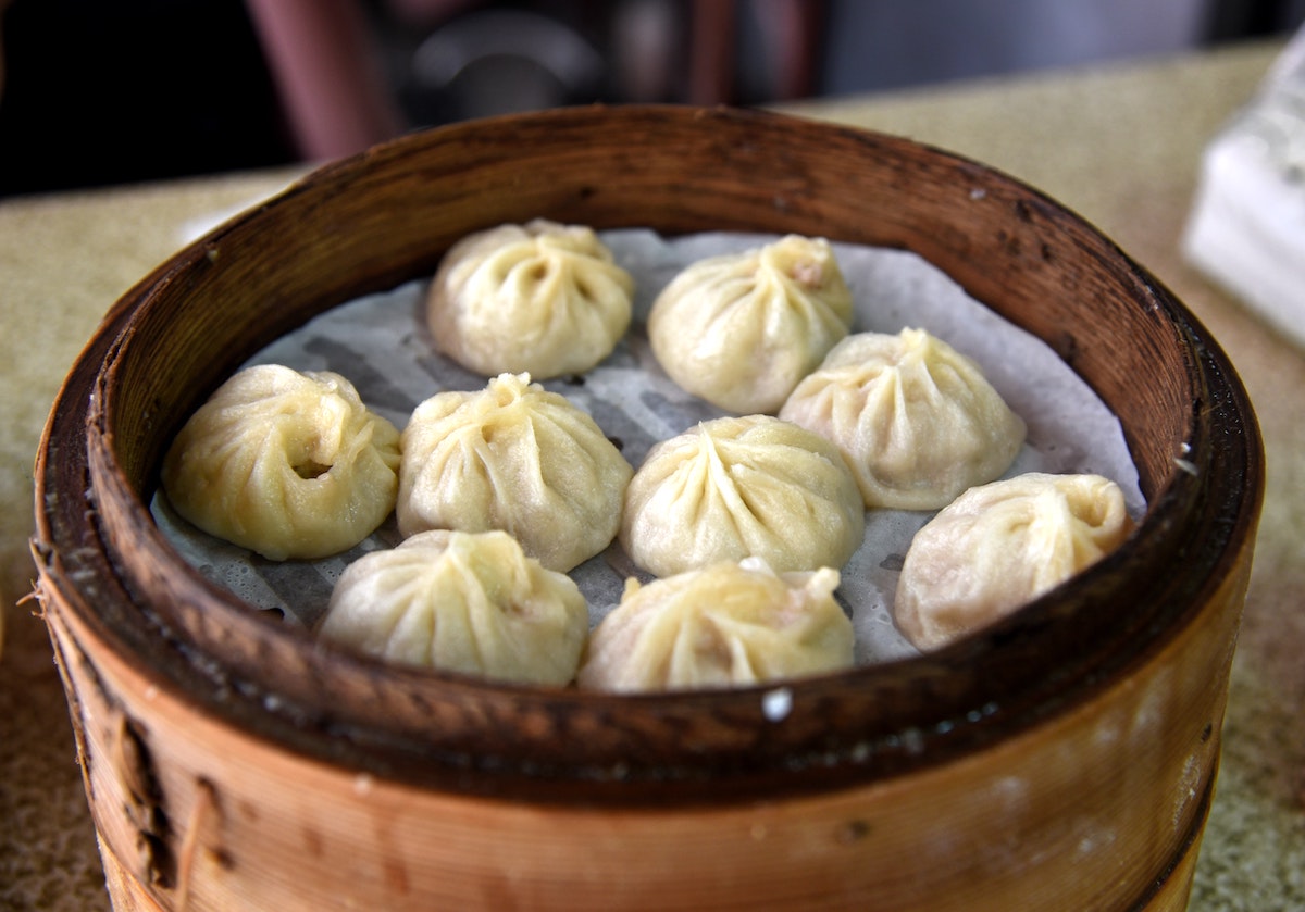 9 albóndigas chinas pequeñas en una cesta redonda