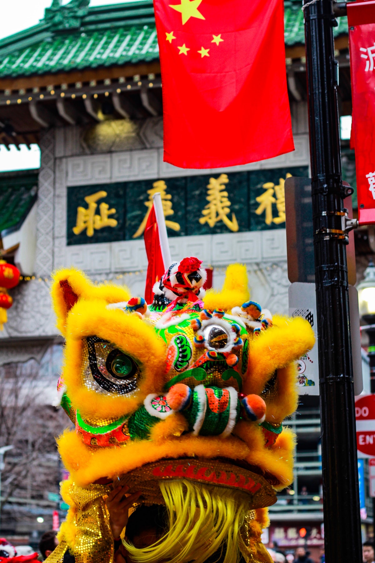 escuche un colorido títere de dragón durante el desfile del Año Nuevo Lunar en Chinatown, Boston