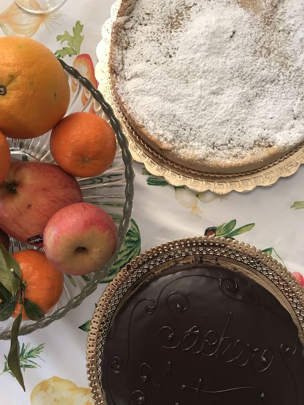 Postres después de una comida típica romana: dos pasteles y fruta fresca