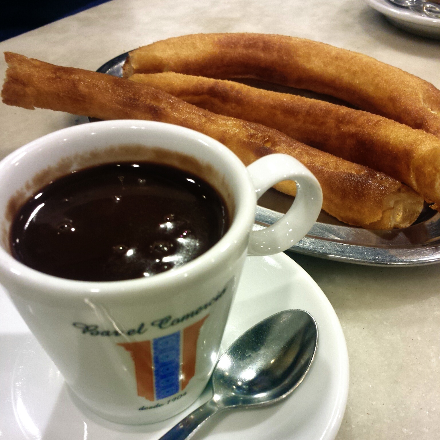 5 lugares para los mejores churros de Sevilla - ¡Nos encanta el Bar Comercio!