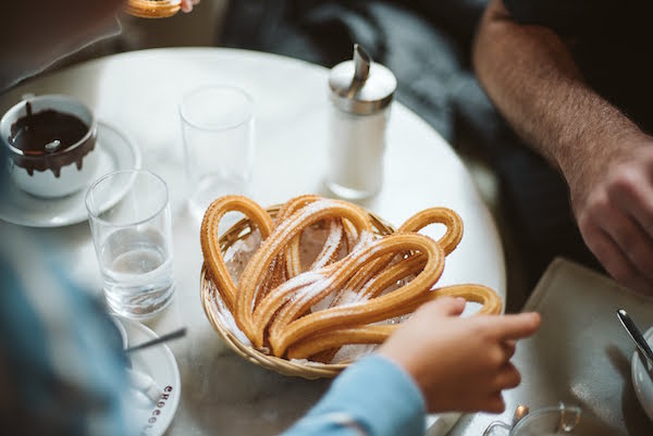 Cesta de churros espolvoreados con azúcar