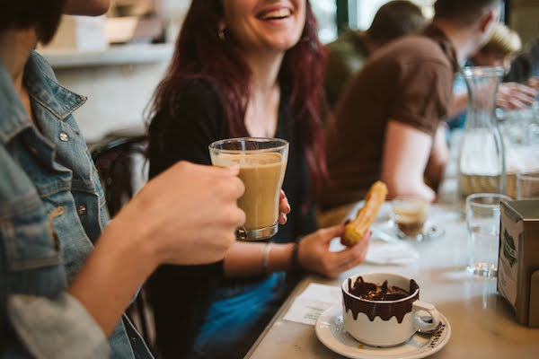 Una de las cosas más simples pero más agradables para hacer en Sevilla en diciembre es ir a un café acogedor y disfrutar de una taza de café.