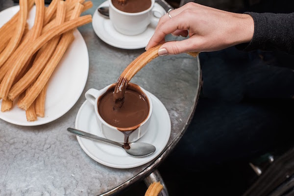 Disfruta de la vida nocturna más icónica de Europa durante tu despedida de soltera en Barcelona, ​​¡luego haz una parada para comer churros de chocolate de camino a casa!