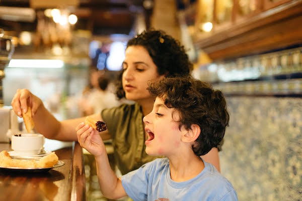 Dónde comer en Sevilla con niños no tiene por qué ser complicado: ¡ve a cualquier sitio que sirva churros!