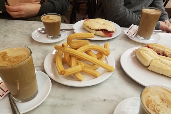 ¡El Comercio Bar tiene algunos de los mejores churros y brunch de Sevilla!