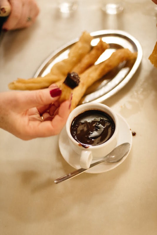 Mojar churros en chocolate caliente