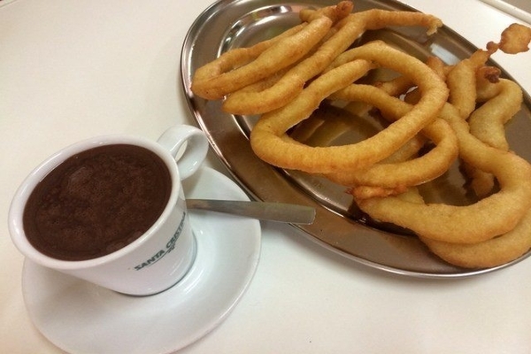 Los Valle es uno de los mejores lugares para comer churros en Málaga. Pruebe la variedad local llamada tejeringos.