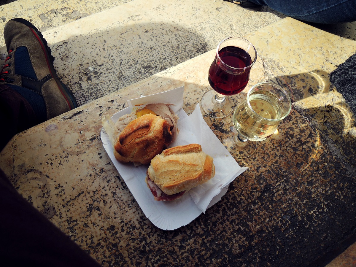 Ten siempre dinero a mano para explorar las infinitas posibilidades de los cicchetti venecianos, como estos bocadillos de Bacareto da Lele