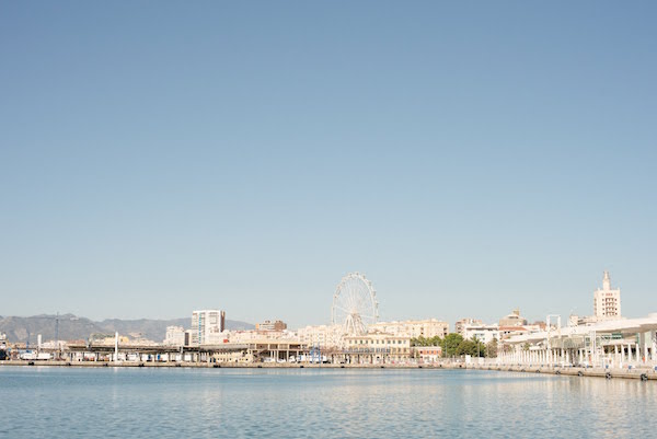 Comience sus 24 horas en Málaga con un recorrido a pie perfecto por el Muelle Uno, la colorida zona portuaria de la ciudad.
