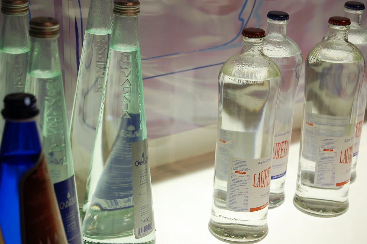Varias botellas de agua de vidrio transparente