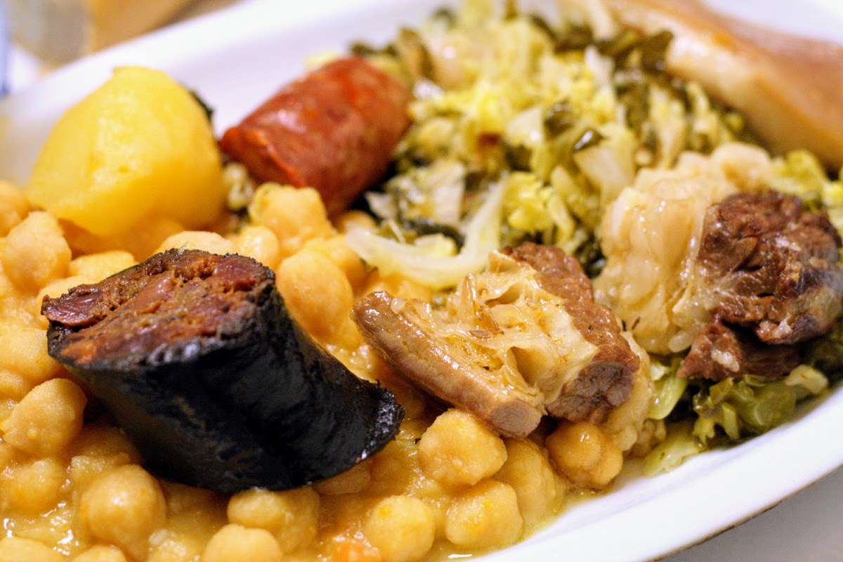 Plato cocido madrileño: morcilla, garbanzos, col, cerdo, patatas