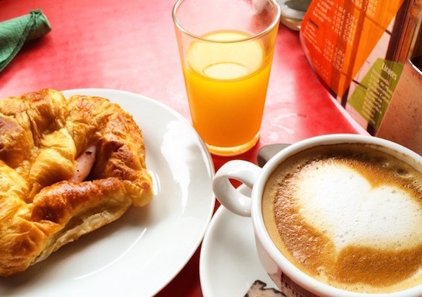Ambigú Estación sirve deliciosa comida y postres cada hora. ¡Es uno de nuestros restaurantes favoritos abiertos hasta tarde en San Sebastián!