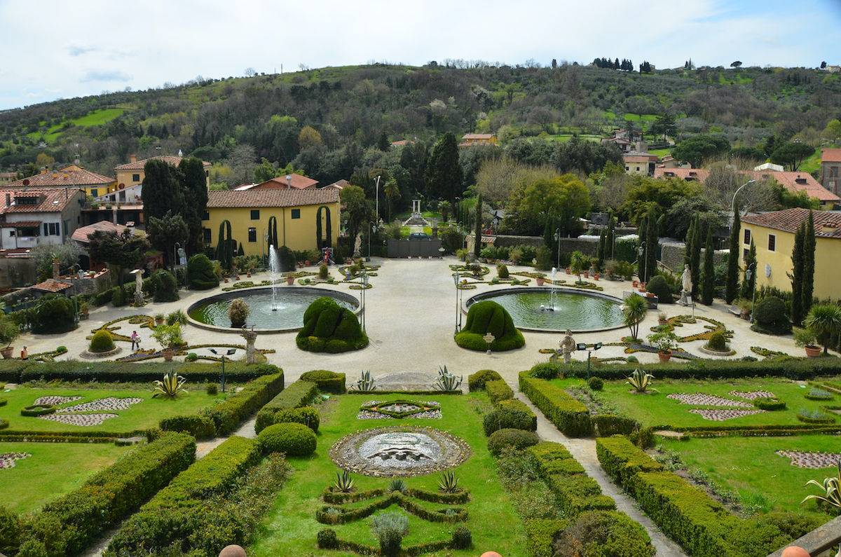 Amplia imagen de jardines en una villa italiana