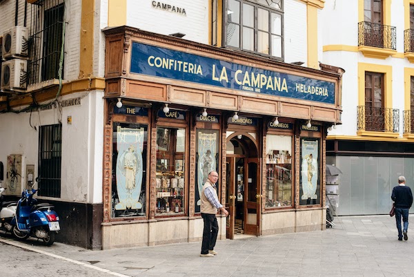 Fuera de la pastelería La Campana en Sevilla