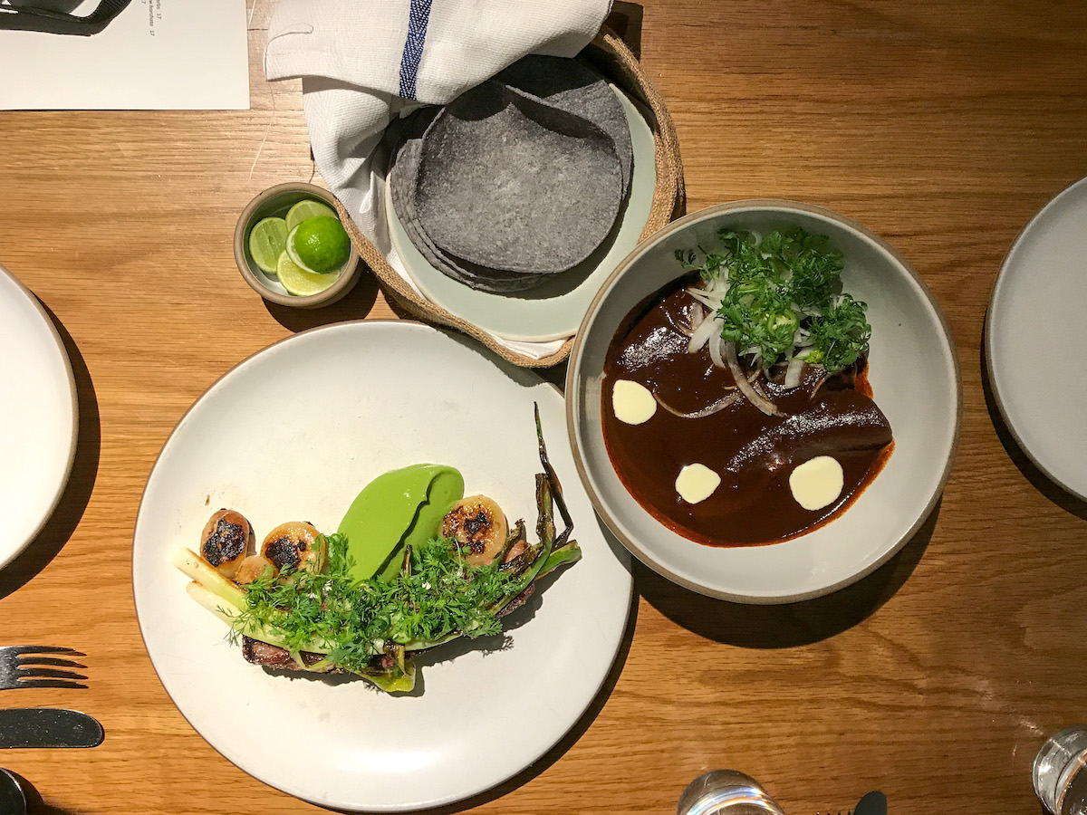 Una fotografía cenital de la cocina mexicana moderna servida en platos redondos