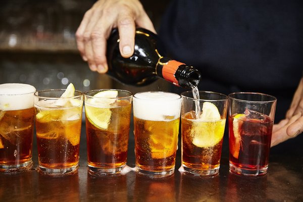 Camarero haciendo spritz de Aperol