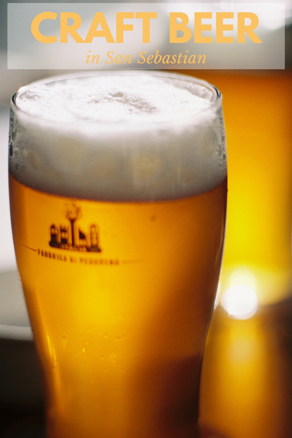 La moda de la cerveza artesanal está arrasando en España, y San Sebastián no es una excepción. Para un amante de la cerveza, no hay mejor maridaje para la comida y los pintxos donostiarras que una copa de la cerveza artesana perfecta. Si eso suena como usted, siga nuestra guía de los mejores bares y sus cervezas favoritas de barril. #guías de viaje #viajes #comida #cerveza #artesanal #europa