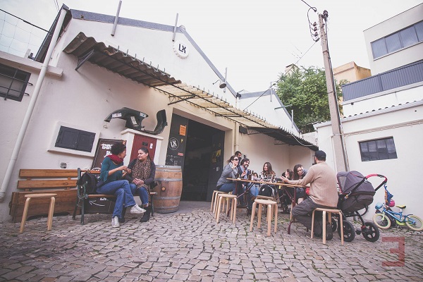 LX Brewery es una de las primeras cervezas artesanales producidas en Lisboa. La cervecería está abierta al público todos los viernes por la noche.
