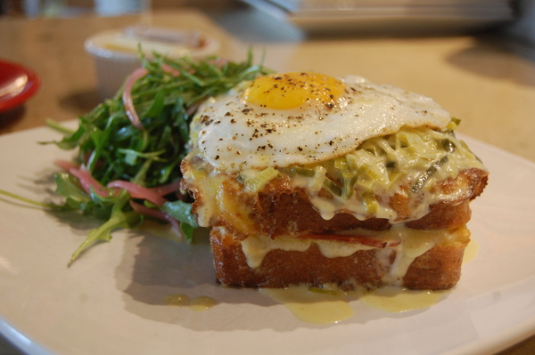 El sándwich de croque monsieur es un alimento básico de la cocina francesa. Eche un huevo frito encima y se convierte instantáneamente en un croque madame. 