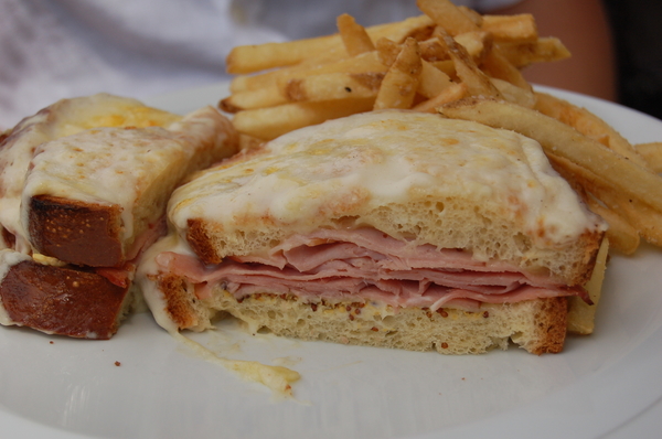 El sándwich de croque monsieur es uno de los favoritos en todo París. 