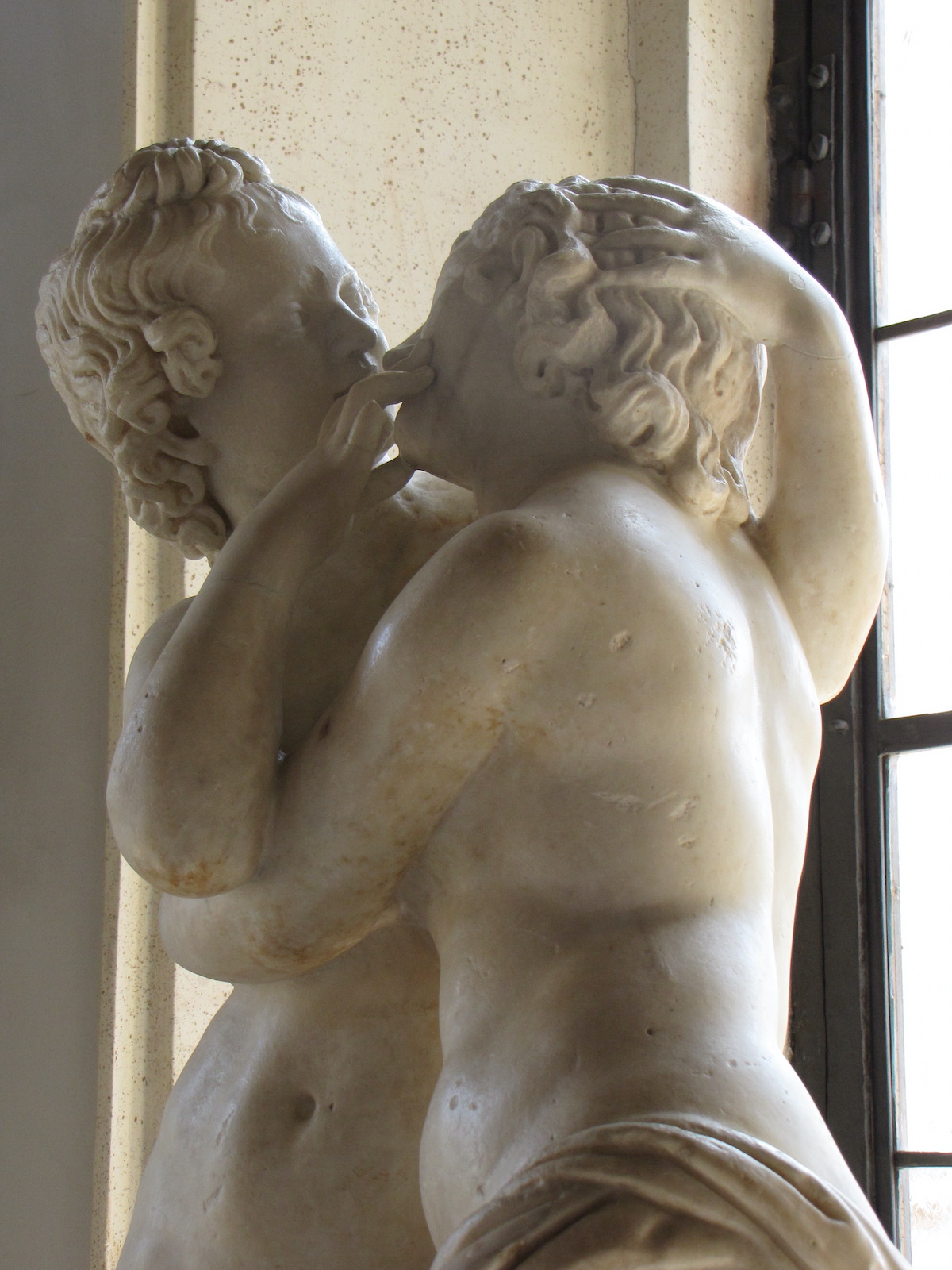 Estatua de mármol de Cupido y Psique en los Museos Capitolinos de Roma