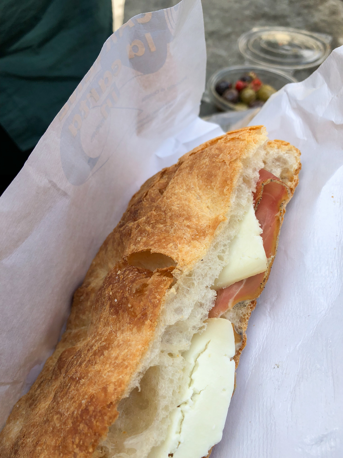 Sándwich alargado relleno de cecina y queso