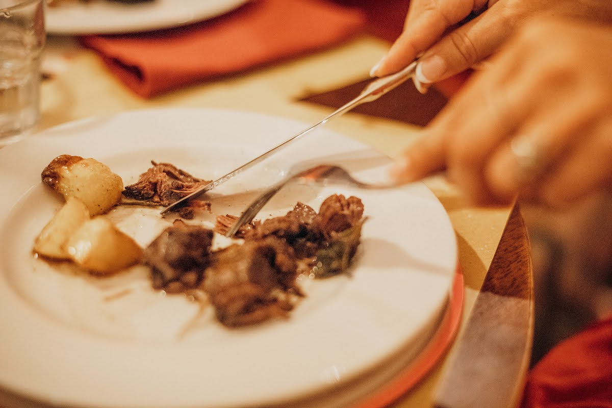 Primer plano de la carne cortada en un plato
