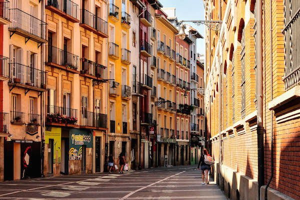 Una excursión de un día a Pamplona desde San Sebastián es imprescindible.